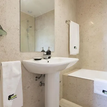 Executive Luxury Apartment *